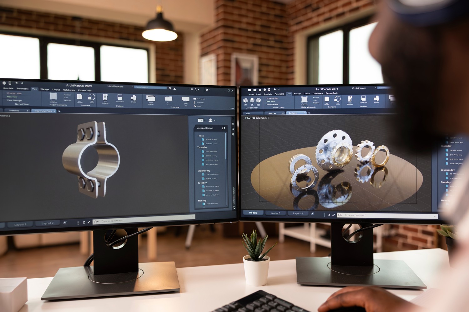 Dos monitores con el diseño 3D de piezas en un programa de CAD