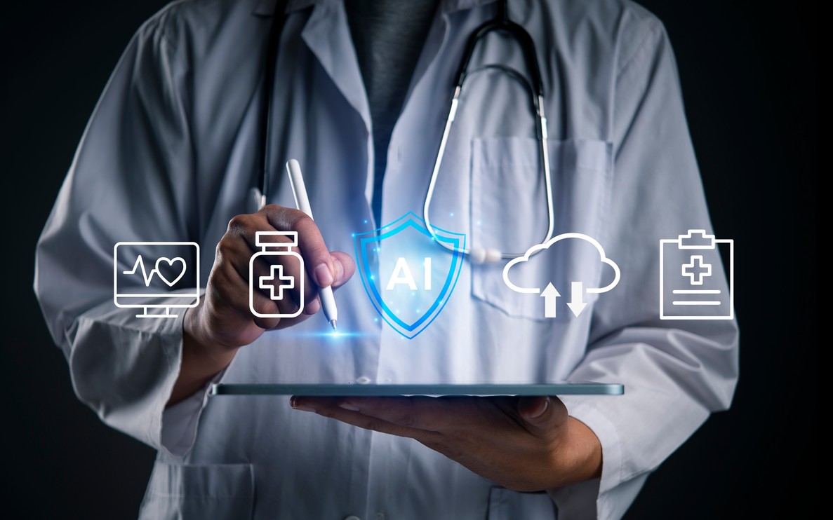 Médico con una tableta e iconos de salud digital protegidos por IA