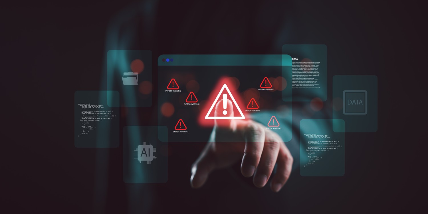 Mano ante una alerta de seguridad en una interfaz virtual