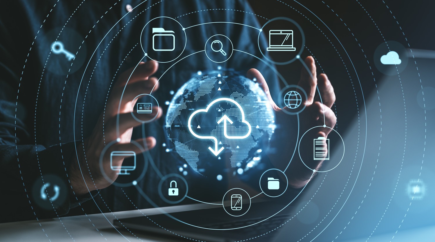 Manos alrededor de un globo digital con iconos de seguridad en la nube