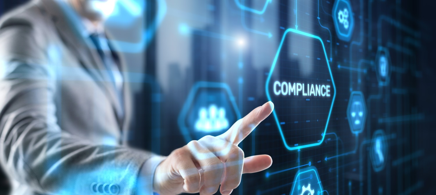 Profesional pulsa el icono de cumplimiento normativo en una interfaz digital