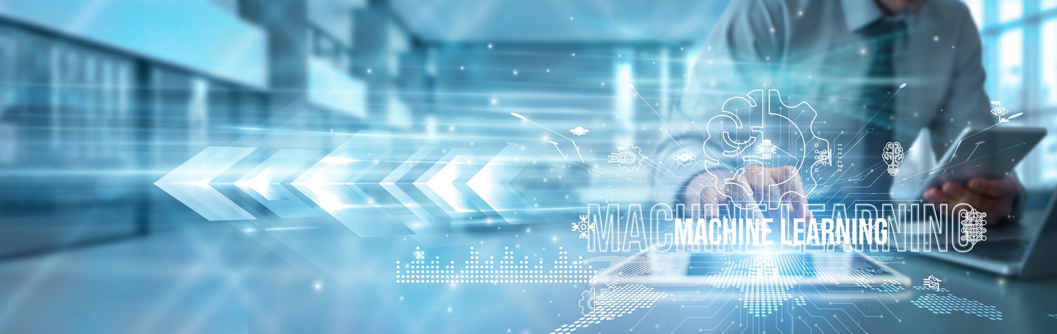 Mano sobre una tableta con las palabras «Machine Learning» en una interfaz digital