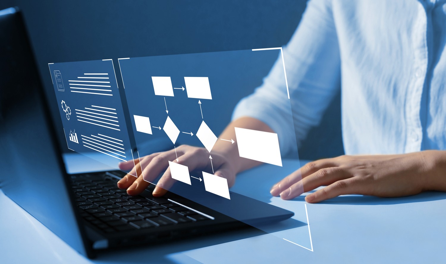 Manos en un portátil ante un diagrama de flujo de procesos automatizados