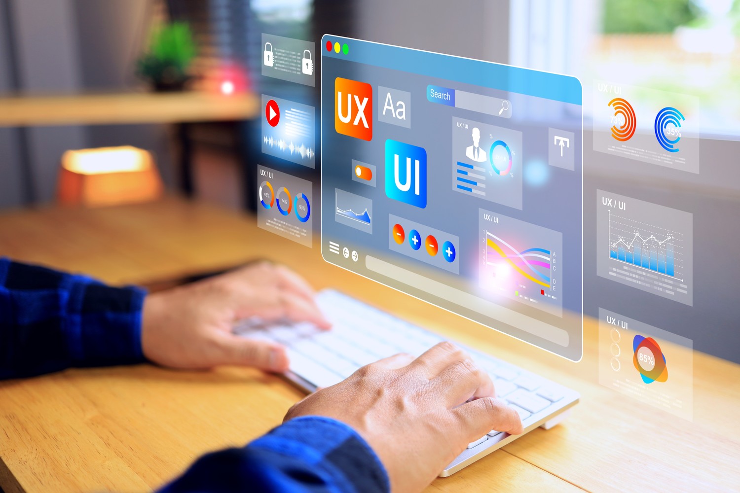 Manos sobre un teclado con paneles flotantes de interfaz web y móvil