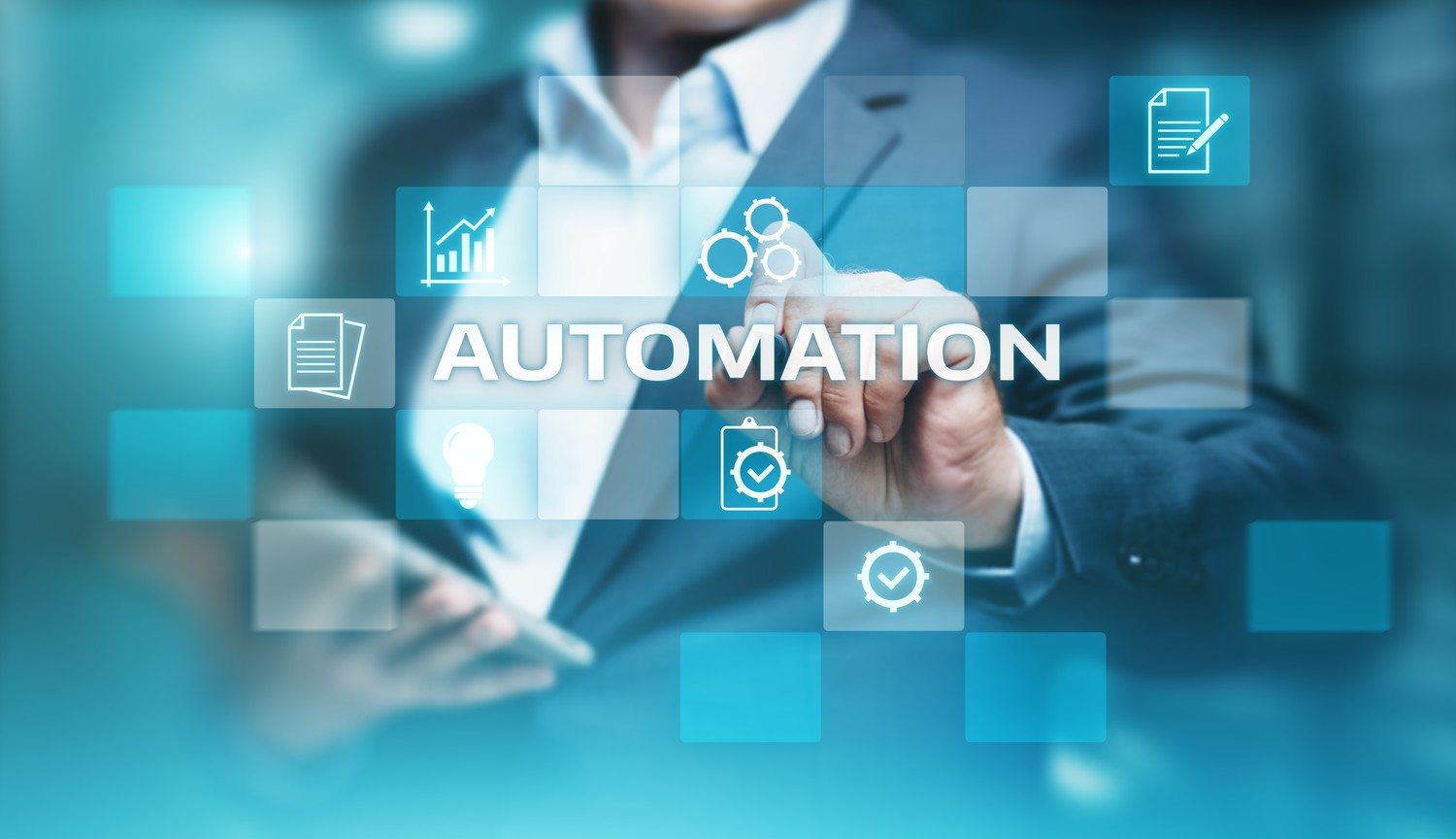 Profesional ante una interfaz de automatización de procesos