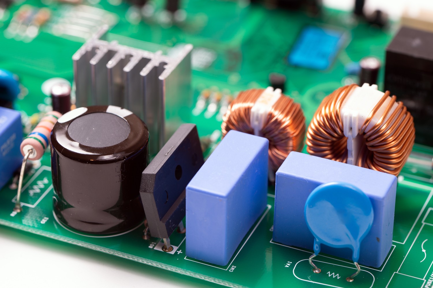 Detalle de una placa electrónica con bobinas y condensadores
