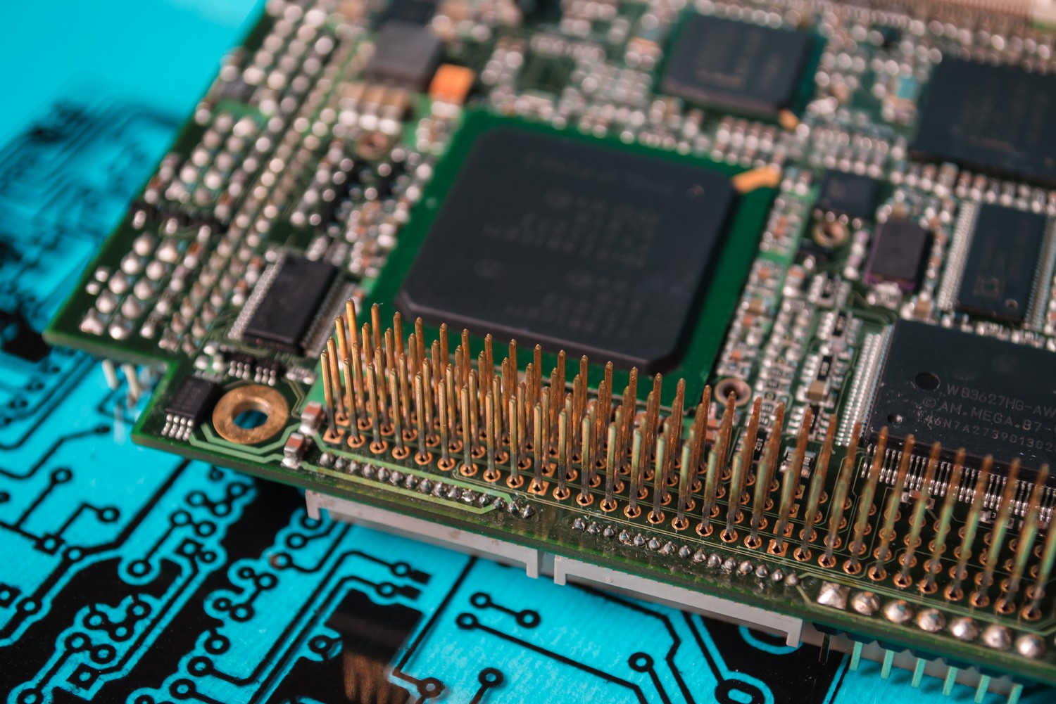 Placa de circuito impreso con microprocesador en primer plano
