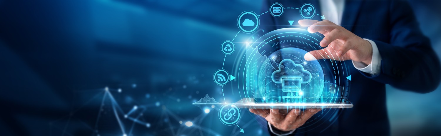 Mano sobre una tableta con iconos de nube y servicios conectados