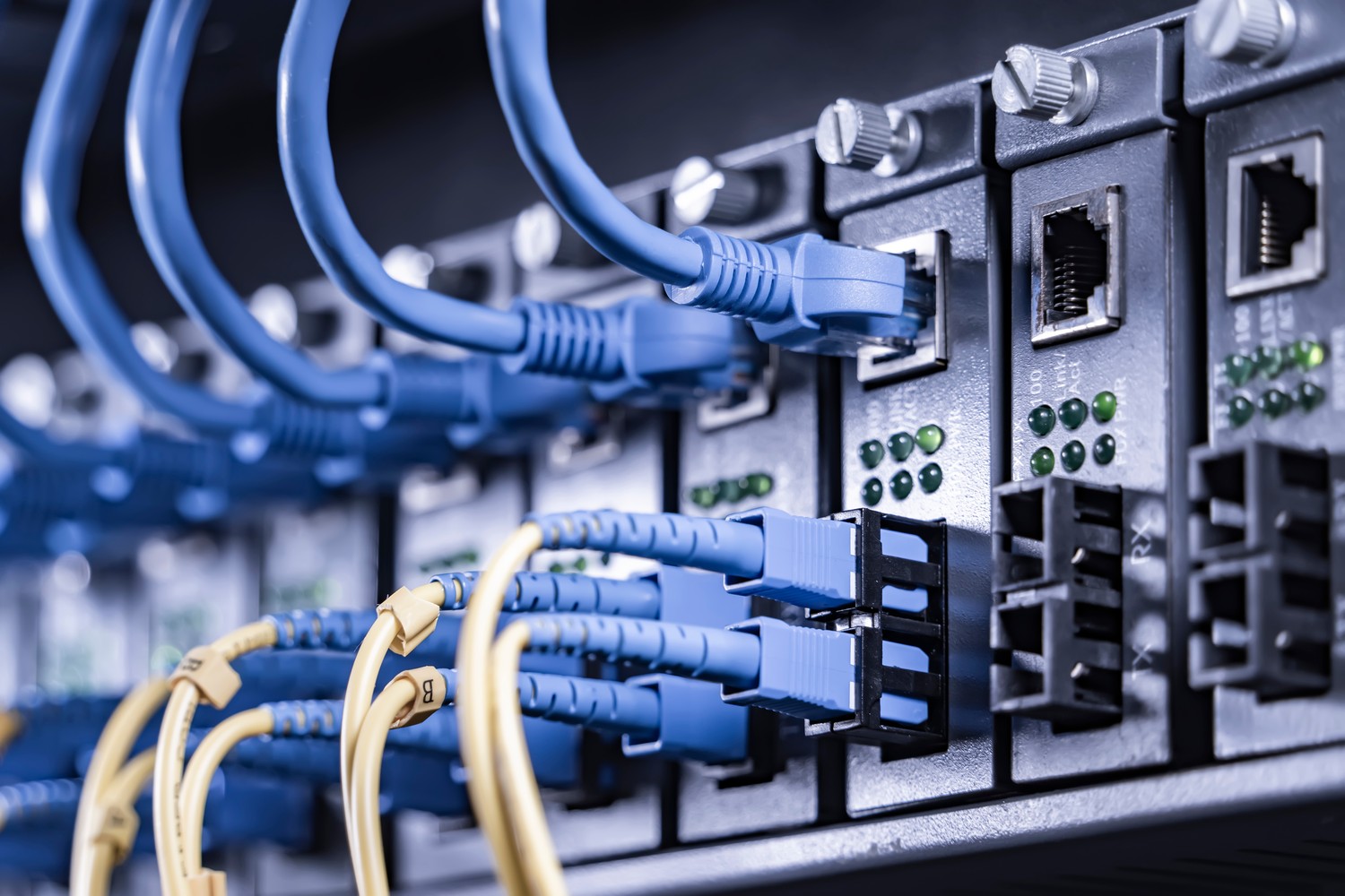 Cables de red y de fibra óptica conectados a un conmutador