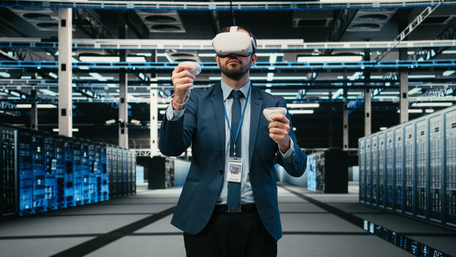 Profesional con gafas de realidad virtual en un centro de datos