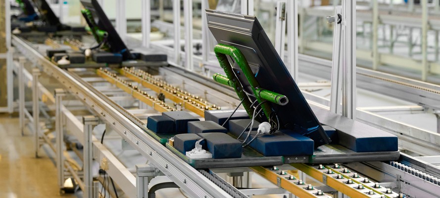 Línea de montaje automatizada de componentes electrónicos