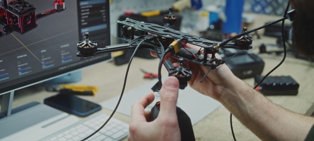 Prototipo electrónico siendo ensayado sobre la mesa de trabajo