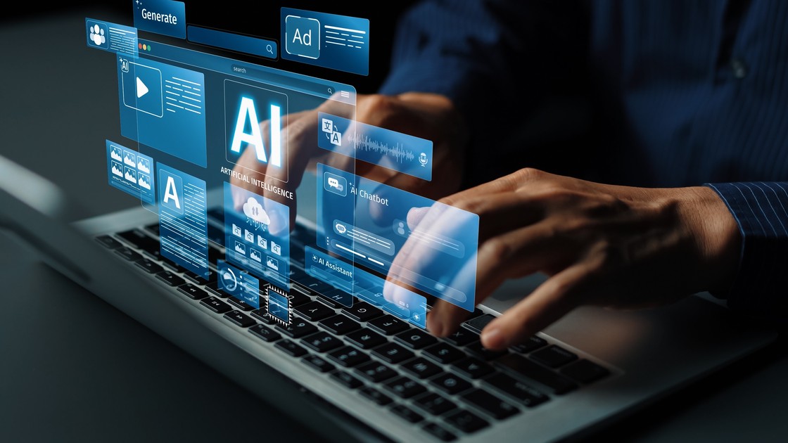 Manos sobre un portátil con paneles de inteligencia artificial