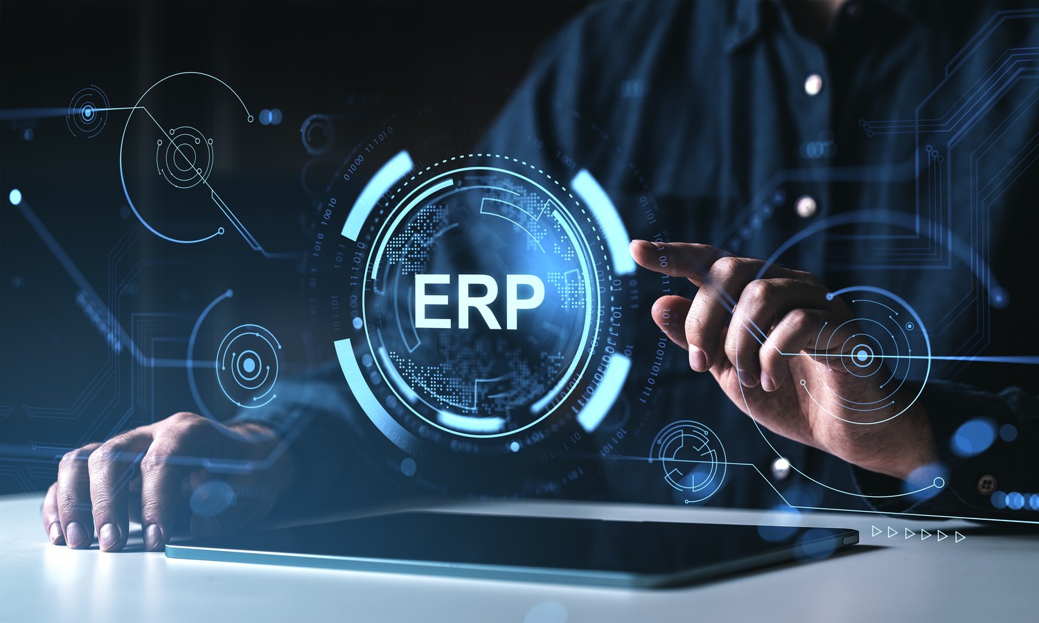 Profesional ante un círculo holográfico de ERP sobre el teclado