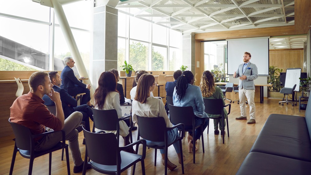 Sesión de formación técnica en una sala con un ponente