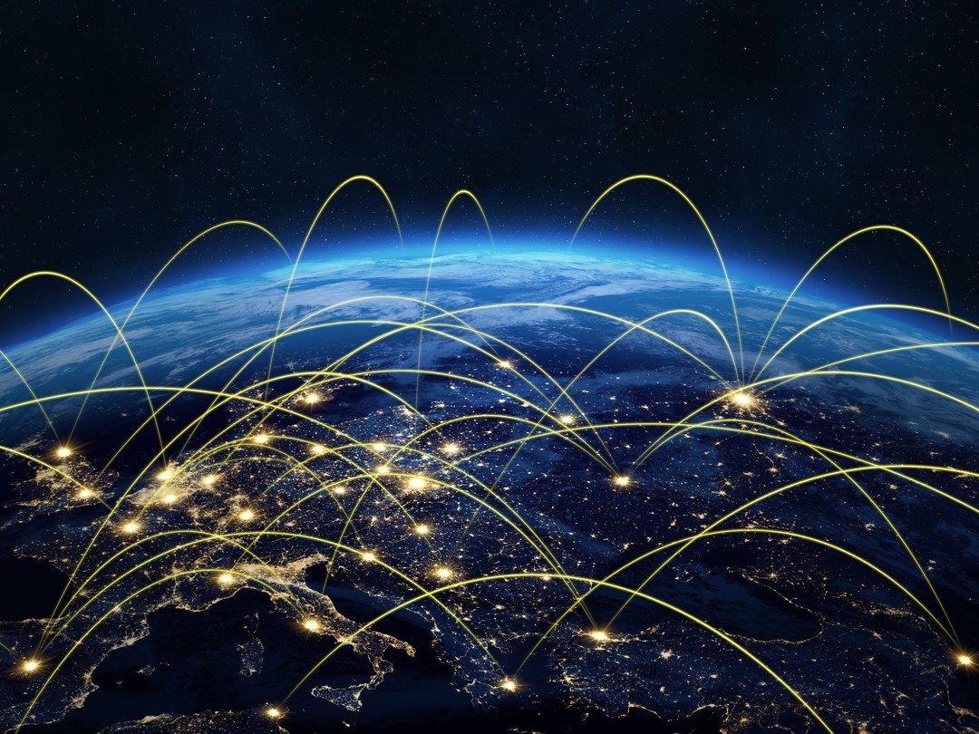 La Tierra de noche desde el espacio, con conexiones de luz entre ciudades de Europa
